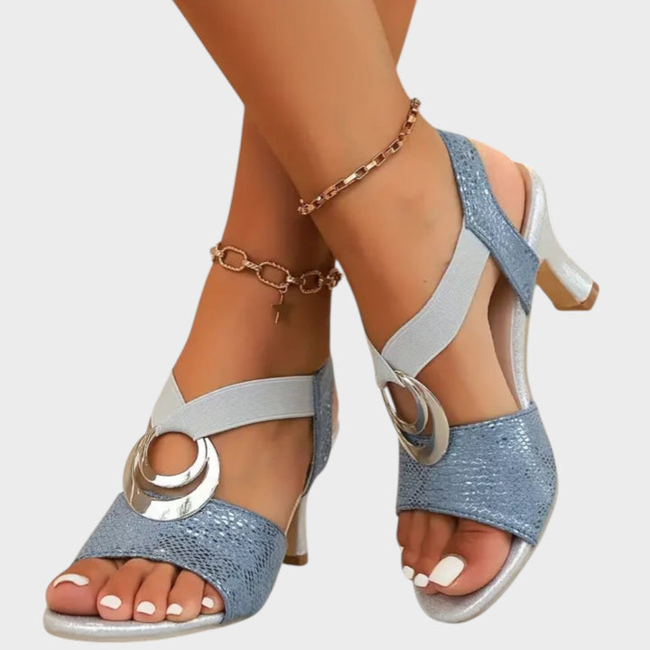 Blanca | Elegantes zapatos de tiras con hebilla decorativa