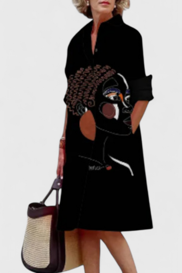Larissa Vestido Negro con Arte de Rostro Afro Contemporáneo