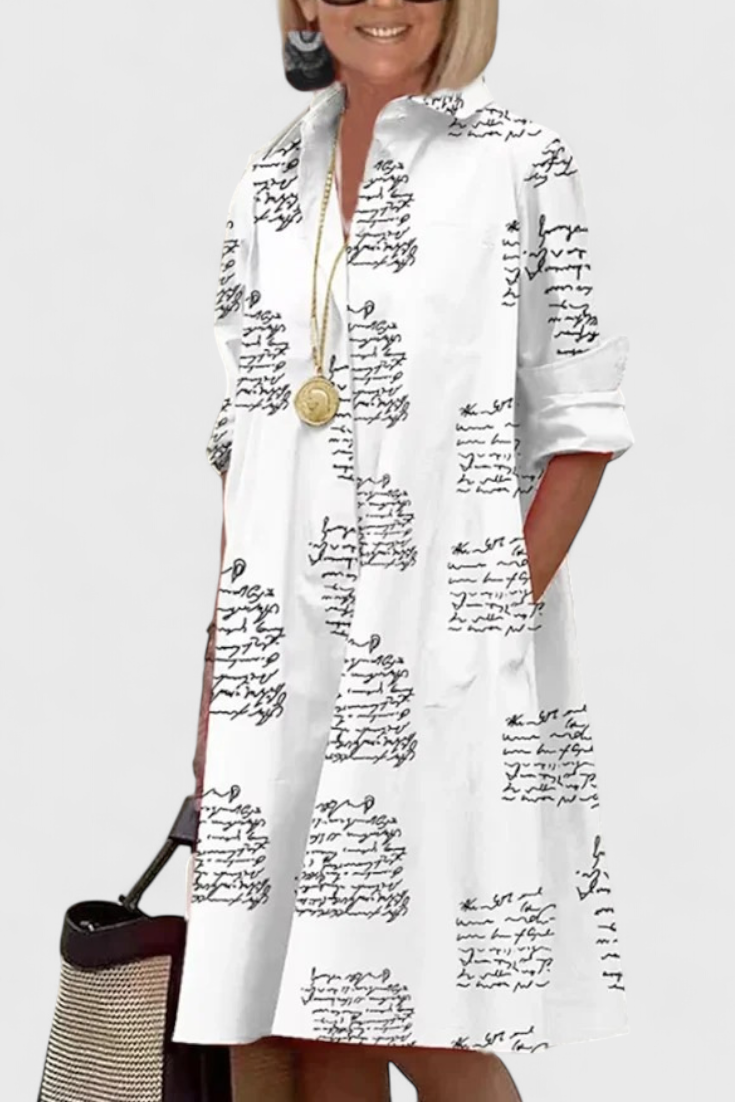 Larissa Vestido Blanco con Estampado de Escritura Artística