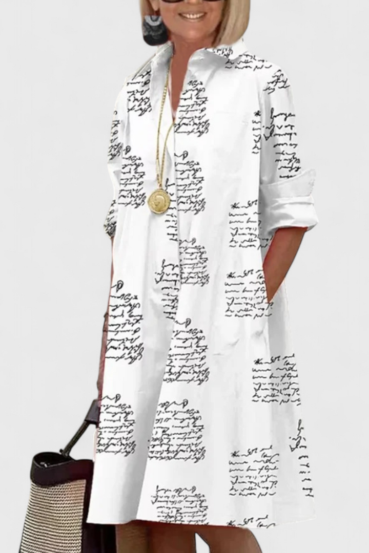 Larissa Vestido Blanco con Estampado de Escritura Artística