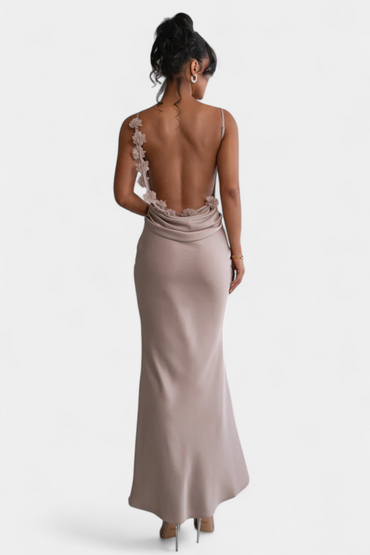 Mercedes Vestido de Novia con Detalle de Flores y Cuello Drapeado