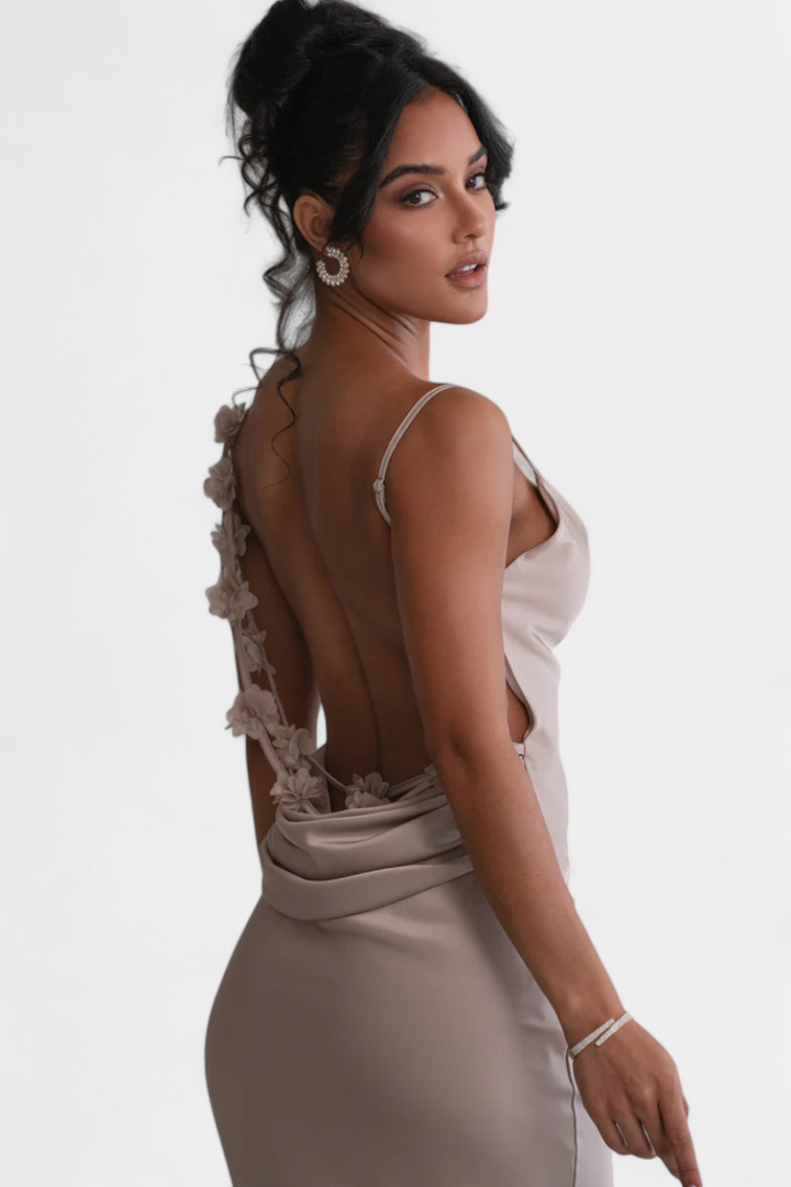 Mercedes Vestido de Novia con Detalle de Flores y Cuello Drapeado