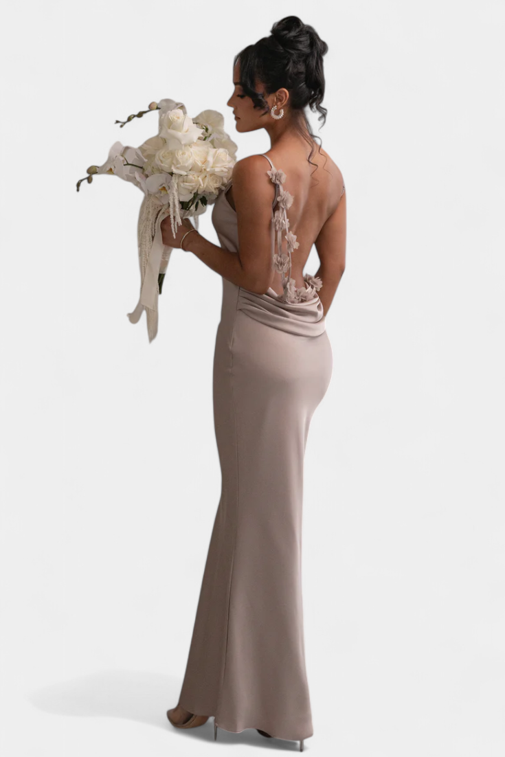 Mercedes Vestido de Novia con Detalle de Flores y Cuello Drapeado
